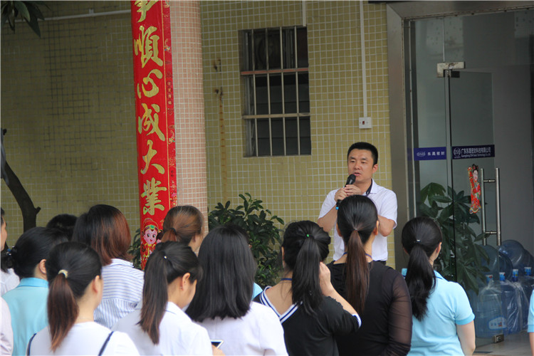 胡燕林總經(jīng)理鼓勵我們只有不斷學(xué)習進步，我們“東晟人”才是“地表最強”者。而在這次的分享中最讓我們印象最深就是“藍絲帶”所帶給我們的愛與感恩！