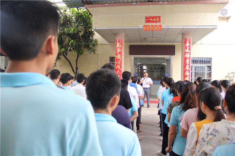 胡燕林總經(jīng)理鼓勵我們只有不斷學(xué)習進步，我們“東晟人”才是“地表最強”者。而在這次的分享中最讓我們印象最深就是“藍絲帶”所帶給我們的愛與感恩！
